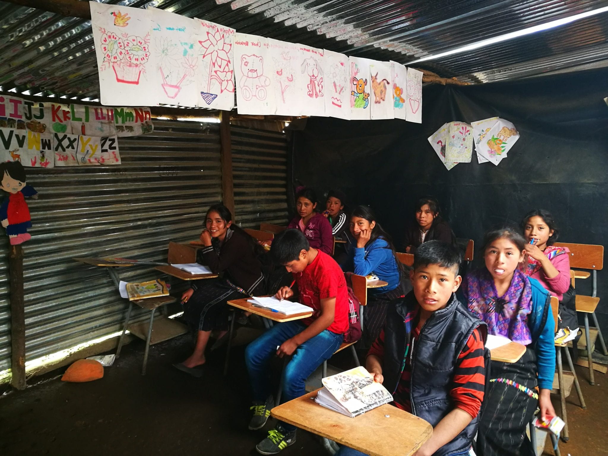 Dunkles Klassenzimmer in Wellblechhütte in Pacamposanto